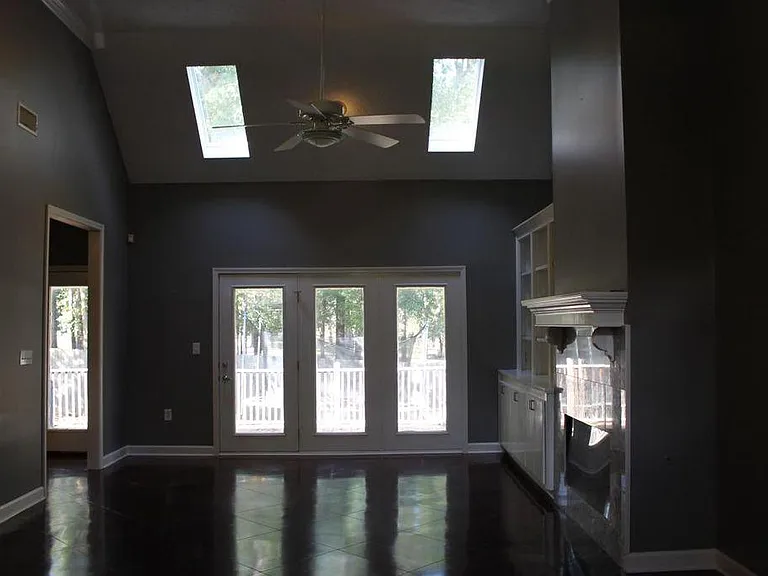 325 Pinewood Ln — Photo 2