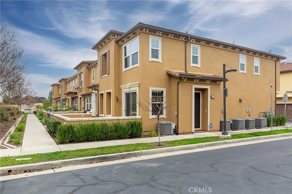 3 bed, 1479 sqft, $3,995 — Photo 1