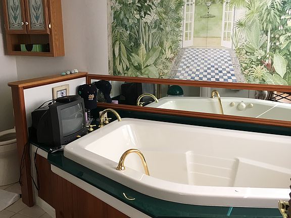Jetted tub in master bath