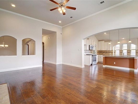3rd image of 404 Lismore St