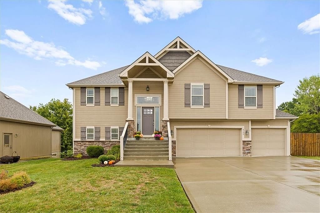 8204 NW 74th St, Kansas City, MO 64152 | Zillow