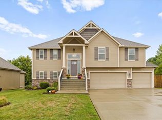 8204 NW 74th St, Kansas City, MO 64152