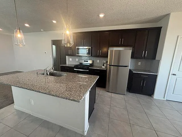 3 bed, 2.0 bath, 1420 sqft, $2,200 — Photo 3