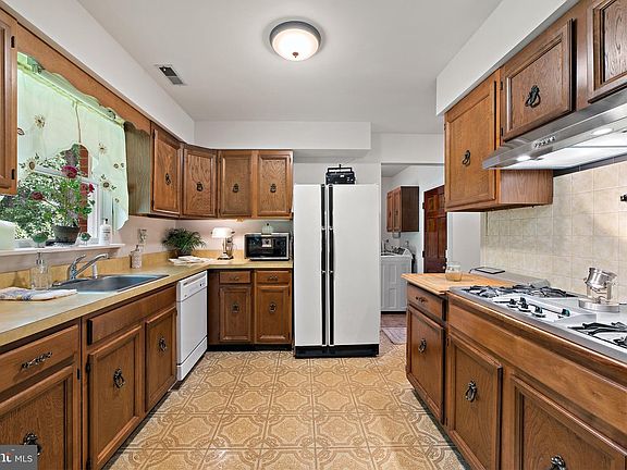 5th image of 11588 Yeats Dr