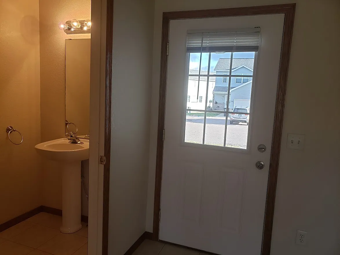 2 bed, 1.5 bath, 1800 sqft, $1,375 — Photo 3