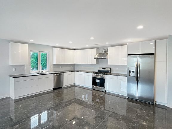 5th image of 102 Jefferson Ave APT 2