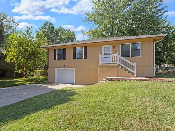 1810 Parkwood Dr, Harrisonville, MO 64701