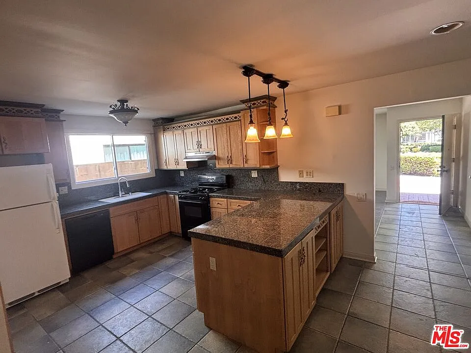 3 bed, 2.0 bath, 1570 sqft, $4,200 — Photo 4
