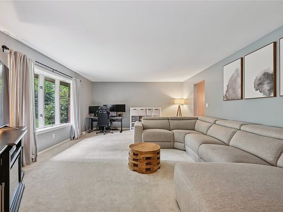 4th image of 306 Churchill Dr