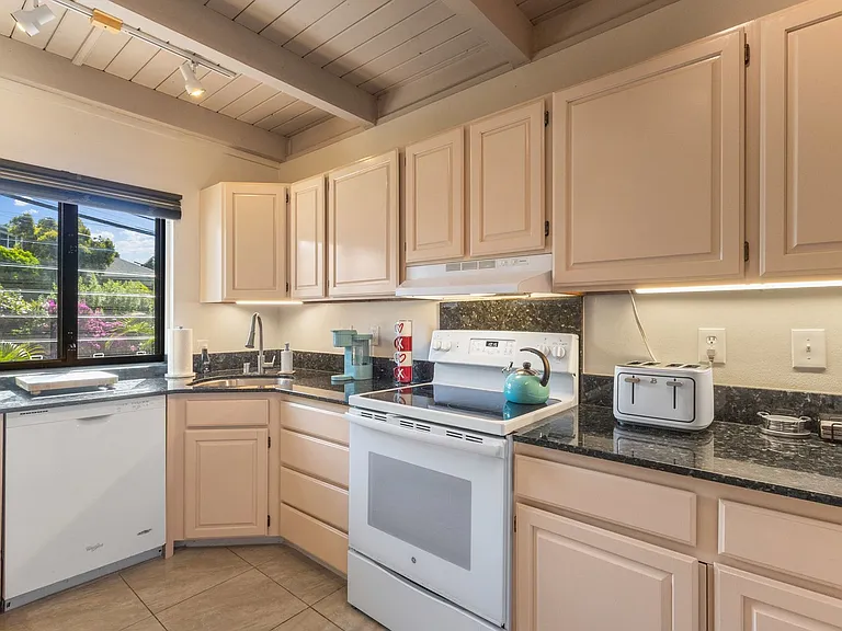 1548 Halekoa Dr — Photo 3