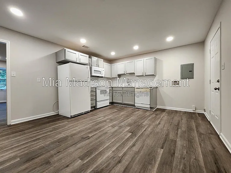 111 E Mell St #16 — Photo 4