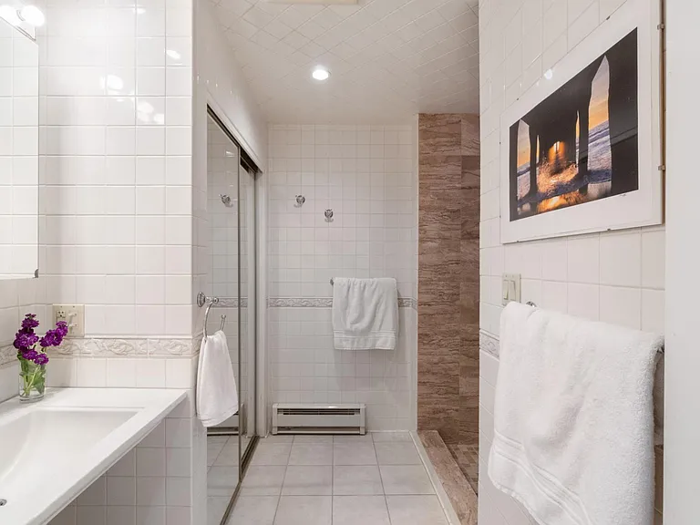 648 E 7th St #3 — Photo 9