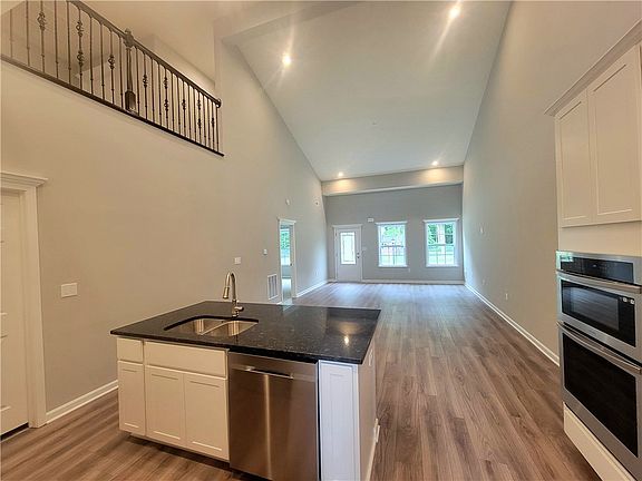 5th image of 111 Blue Bird Ln