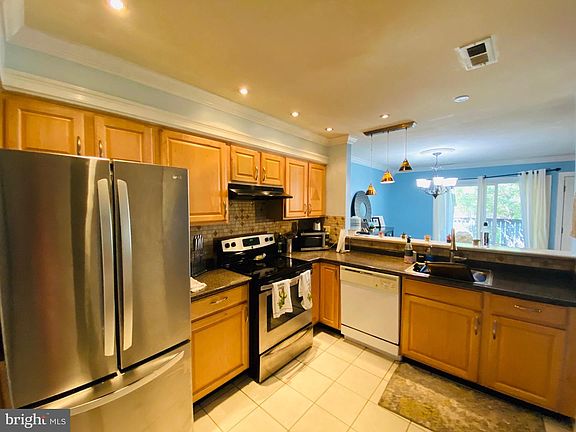 3rd image of 3948 Woodhue Pl