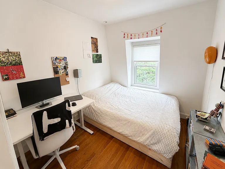 645 E 7th St #3 — Photo 4