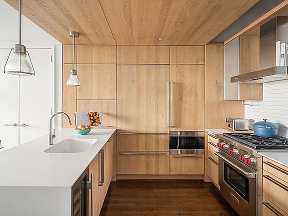 3rd image of 211 E 13th St APT Ph1d