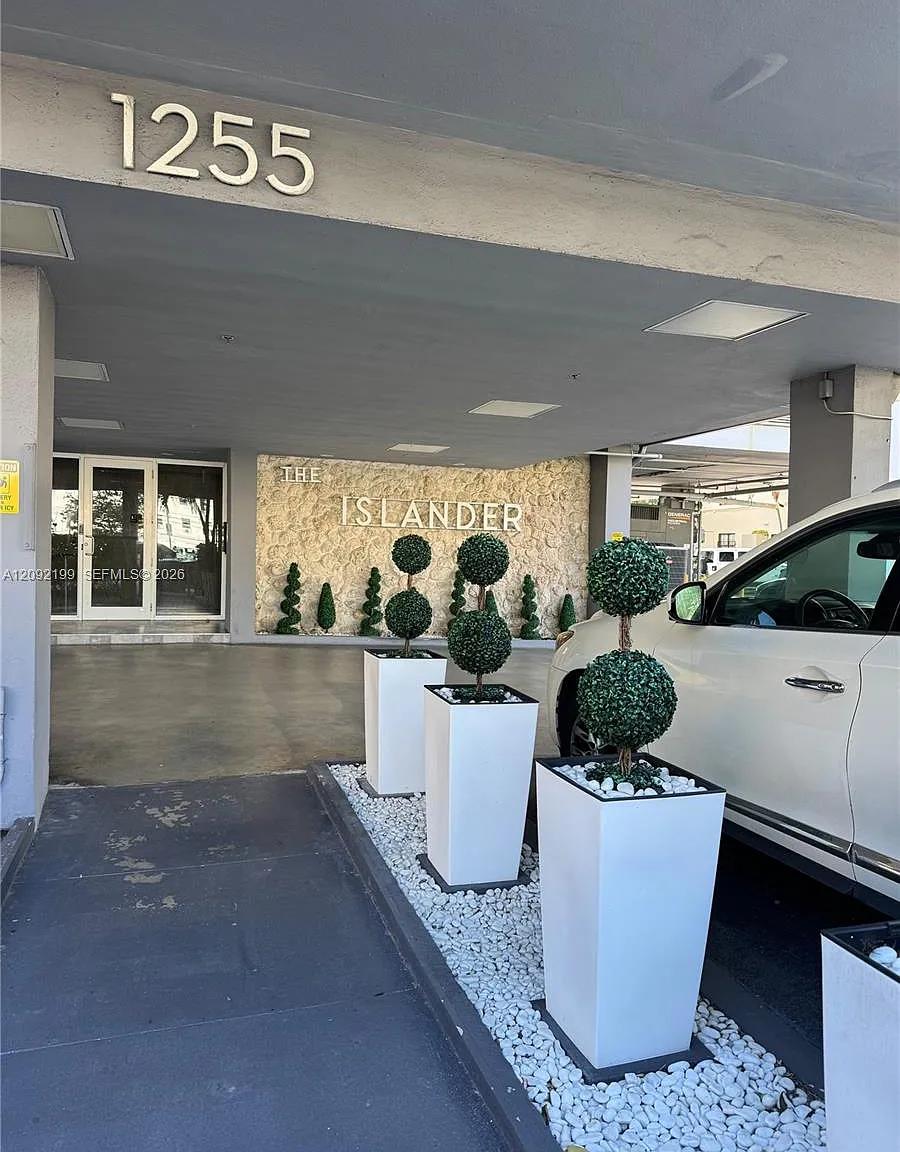 Islander Condo Apts — Photo 2