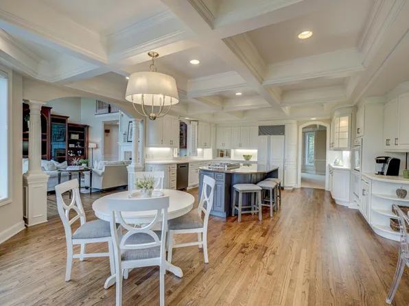 12 Lake Ct, North Oaks, MN 55127