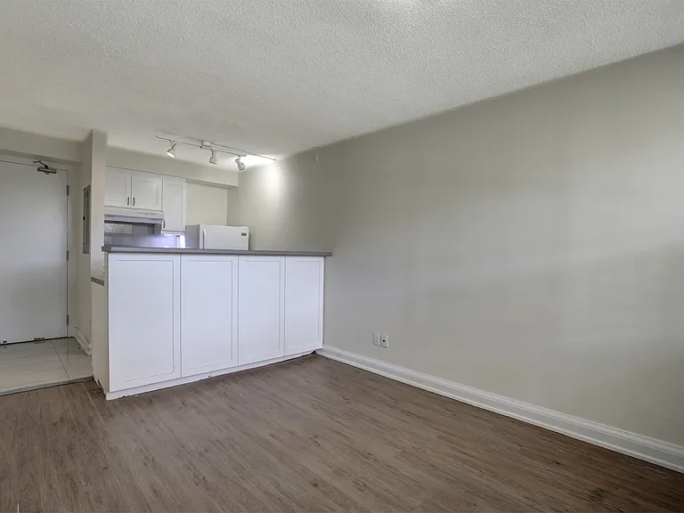 666 King St E — Photo 3