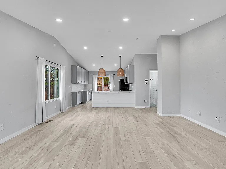 8065 Eagleview Dr — Photo 8