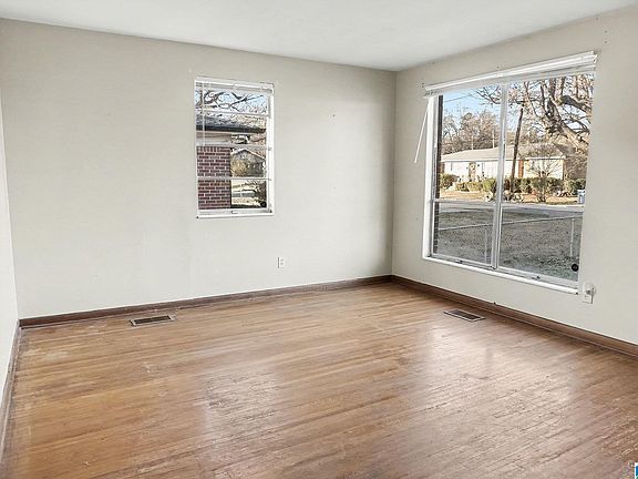 4th image of 440 Oakmont St