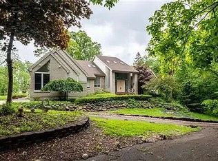 5407 Amanda Dr, West Bloomfield, MI
