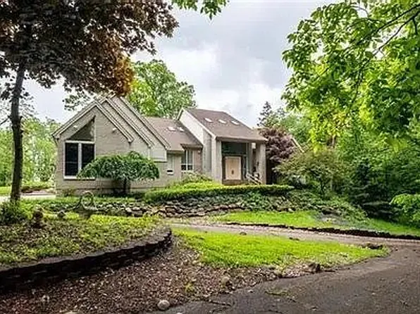 5407 Amanda Dr, West Bloomfield, MI 48323