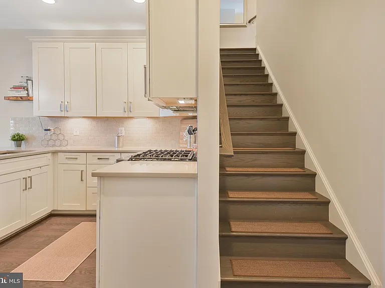 813 Rockwell Ave — Photo 13