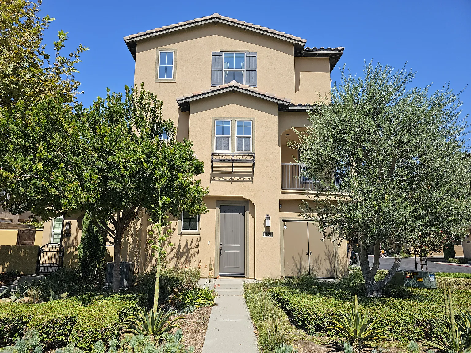 2 bed, 2.5 bath, 1342 sqft, $4,200 — Photo 1