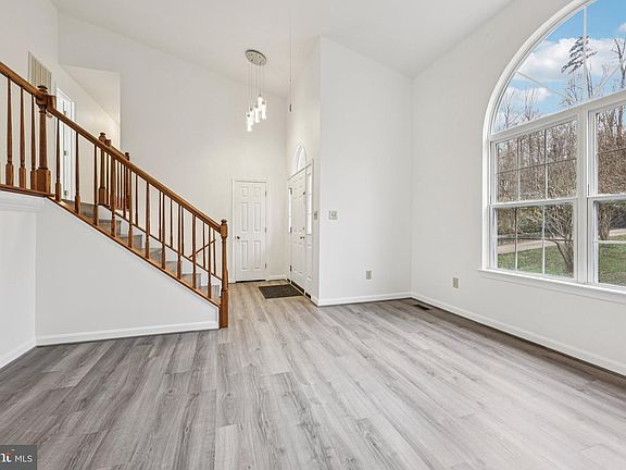 5th image of 13 Howard Cir