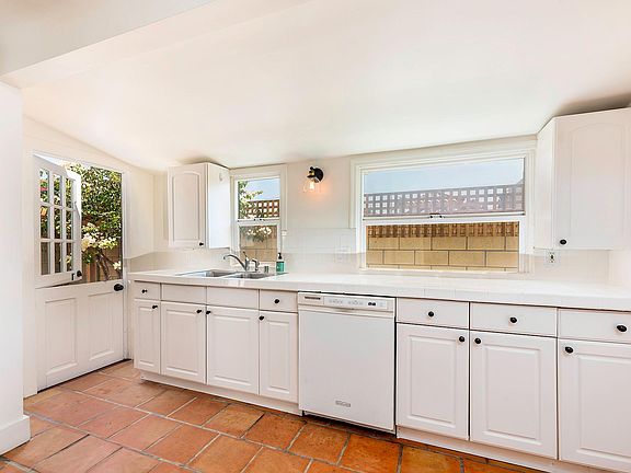 Light & bright kitchen (freshly planted flowering vines cover back walls now)