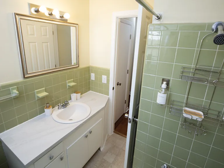 Oak St — Photo 15
