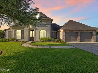 211 Quiet Oaks Dr, Youngsville, LA 70592