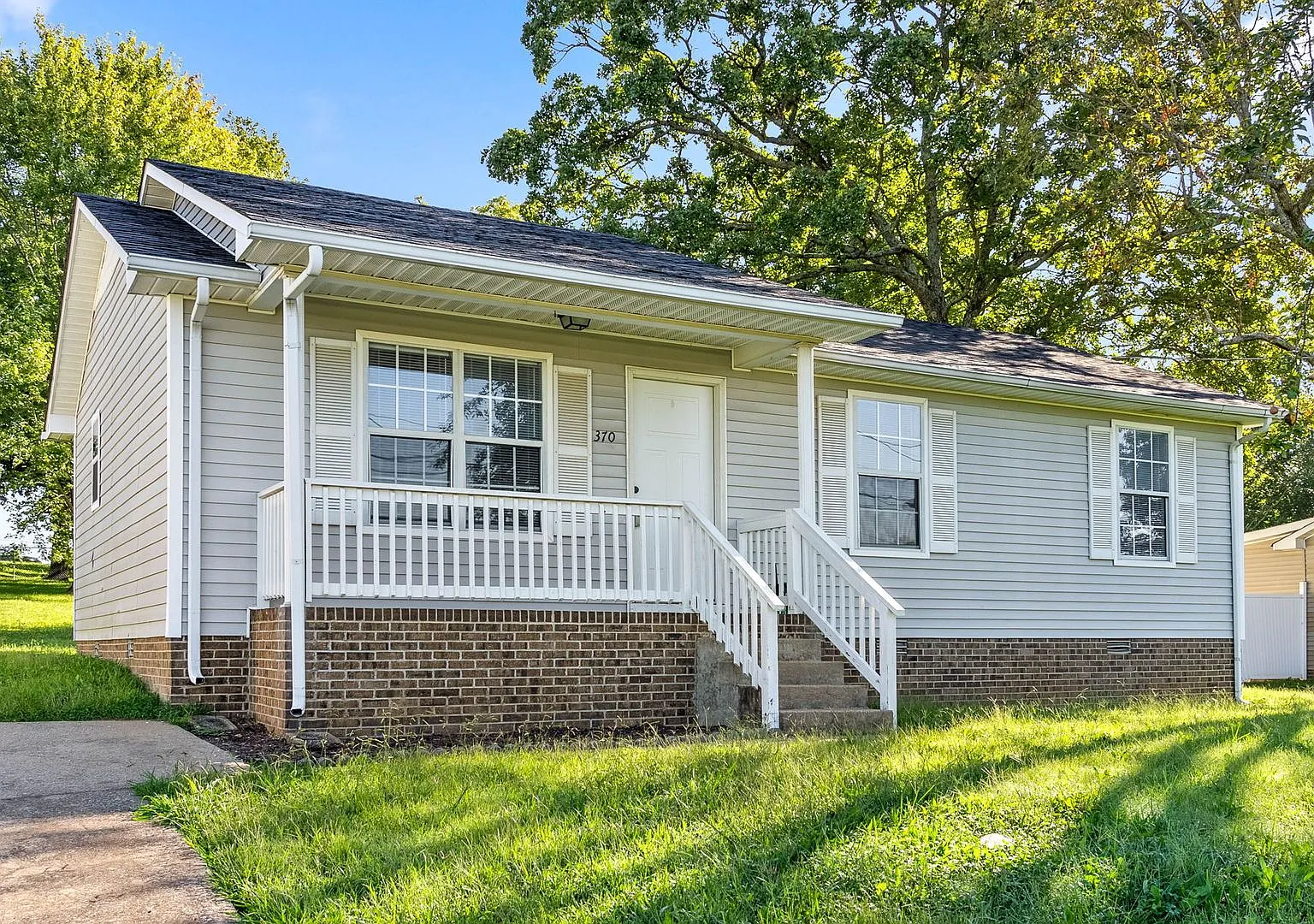 Conveniently Located 3 Bedroom House — Photo 2