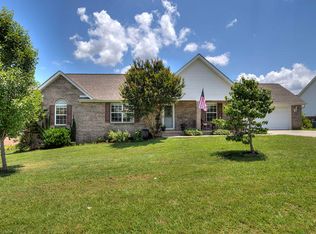 2822 Country Meadows Ln, Maryville, TN 37803