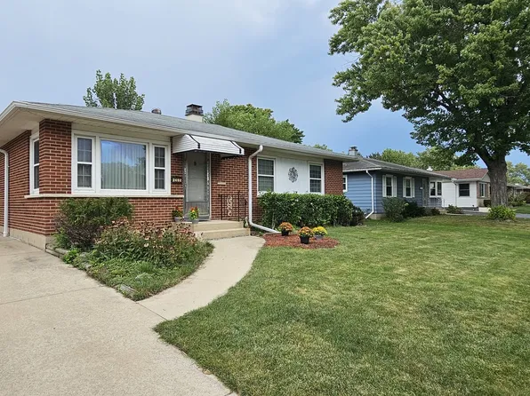 2402 Cedar St, Rolling Meadows, IL 60008