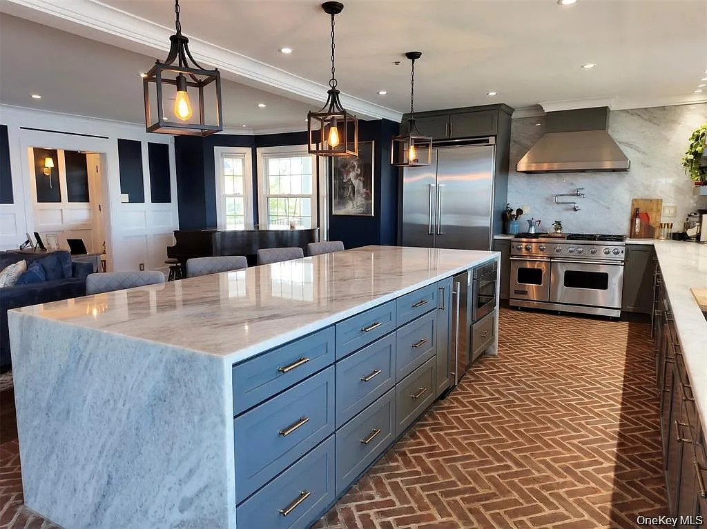 7 bed, 4.5 bath, 4571 sqft, $15,000 — Photo 4