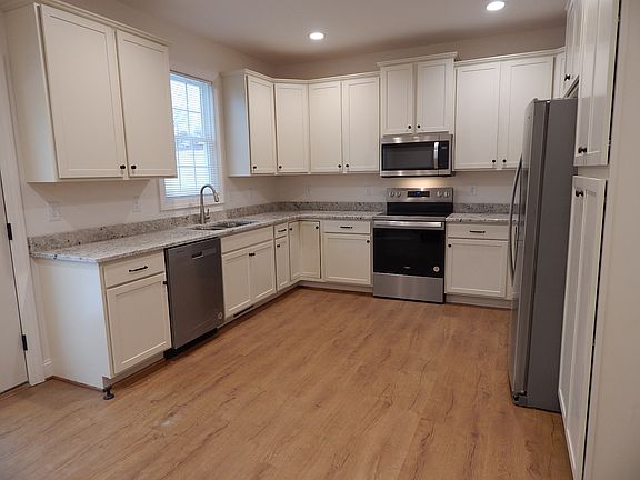 4th image of 977 Radford St