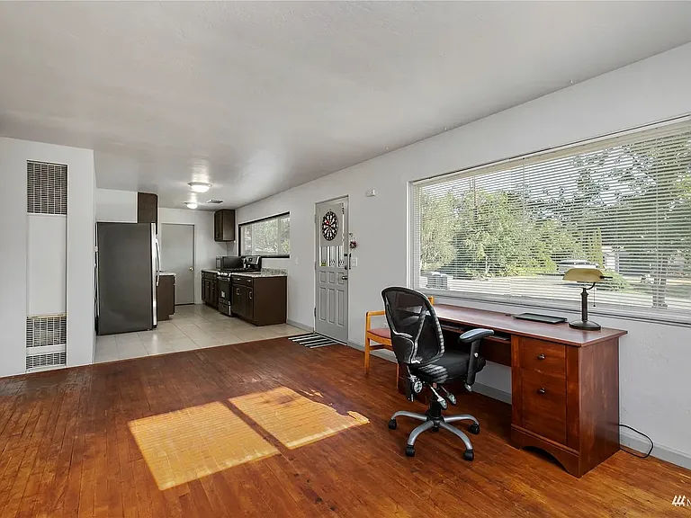 1326 Ivy Rd — Photo 3