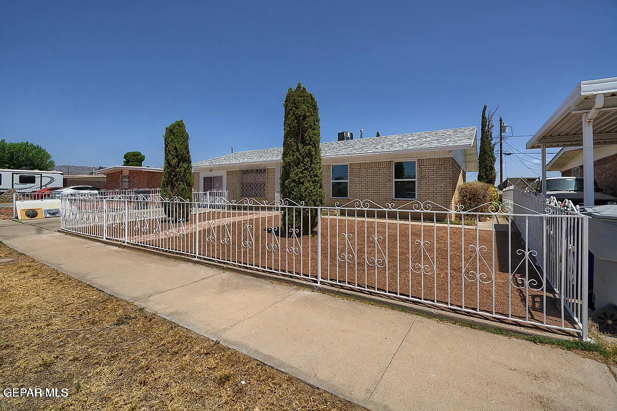 3 bed, 2.0 bath, 1484 sqft, $1,700 — Photo 2
