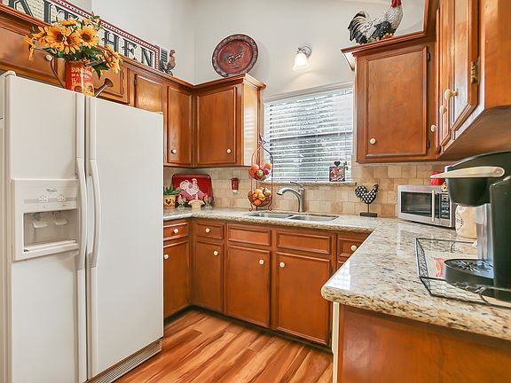 Cozy kitchen w/ granite