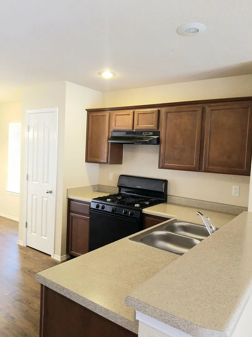 Adorable 3 Bedroom 2 Bath Townhouse in Eastside El Paso!! — Photo 4