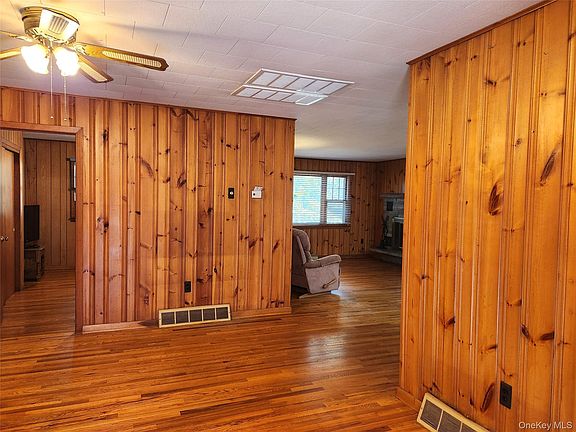3rd image of 107 E Thompson Place