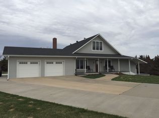 1202 Doyle Ln, Beatrice, NE 68310