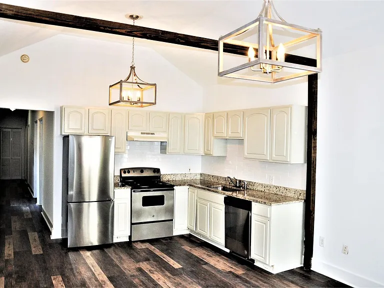 Awesome Three Bedroom One Bath Home - Downtown Charleston - Excellent Location! — Photo 3