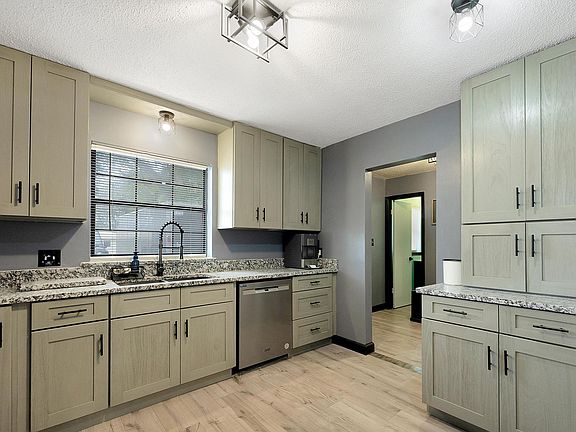 3rd image of 208 Cloverdale Blvd Unit 4