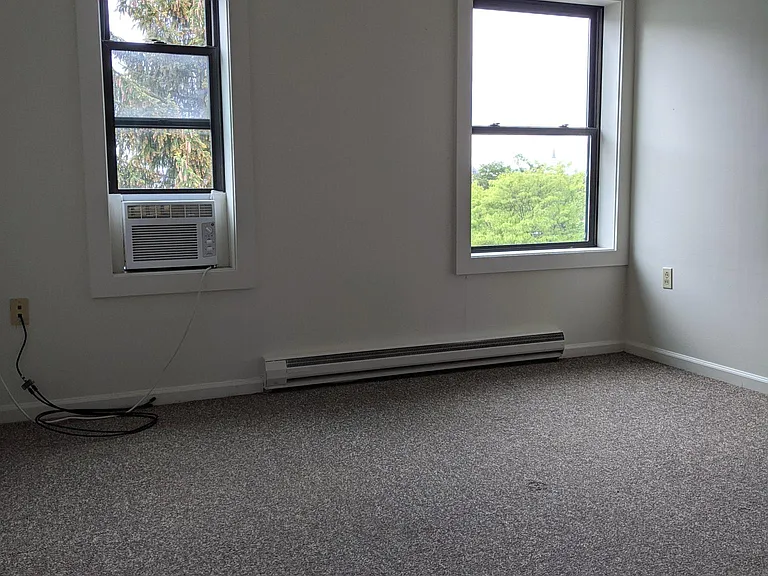 348 College St — Photo 74