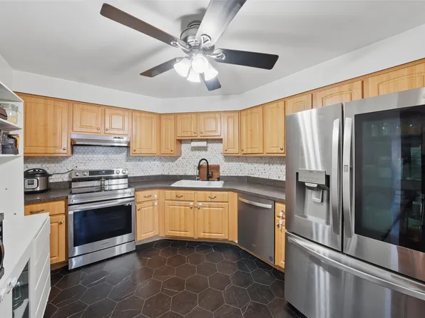 1508 Harmon Cove Tower image 1 of 50