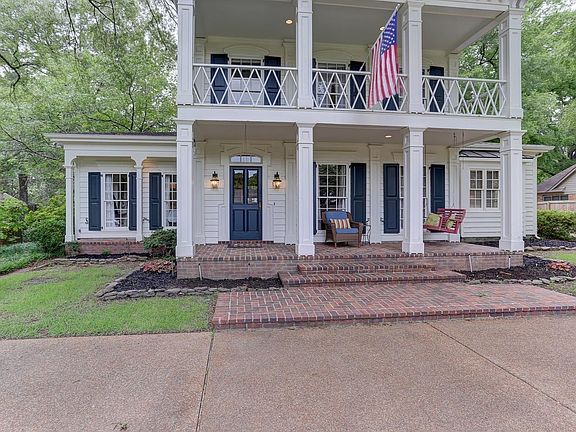2nd image of 2139 Knoll Ln