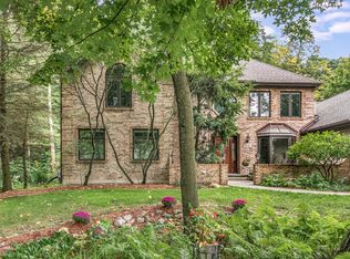 379 W Arboretum Cir, Wheaton, IL 60189